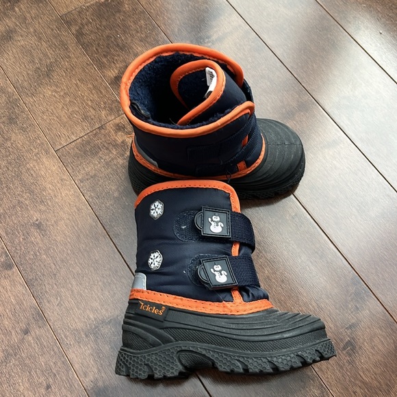 Toddler Size 6 light-up boots - Picture 3 of 6